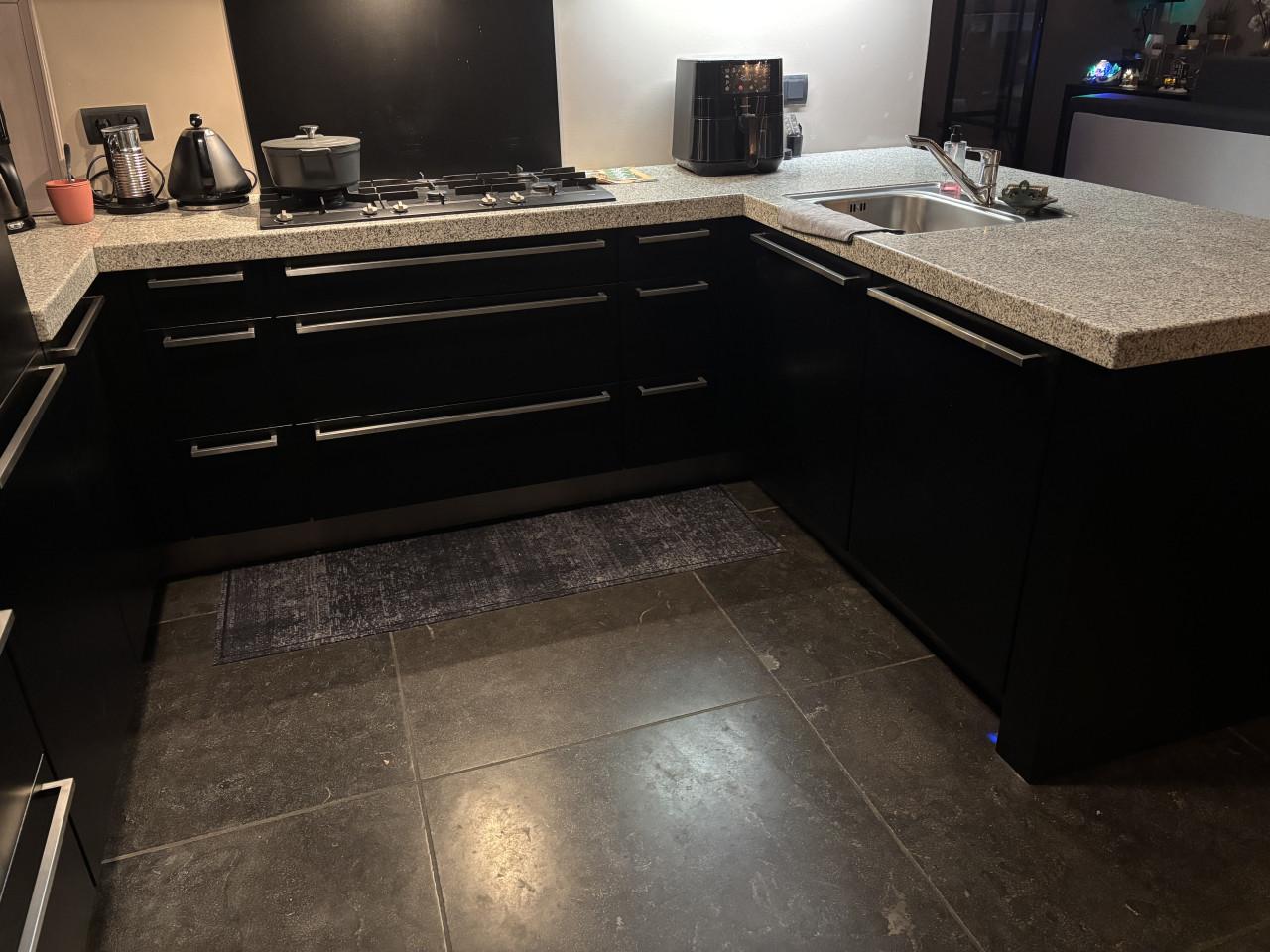 Keuken zwart met stenen werkblad