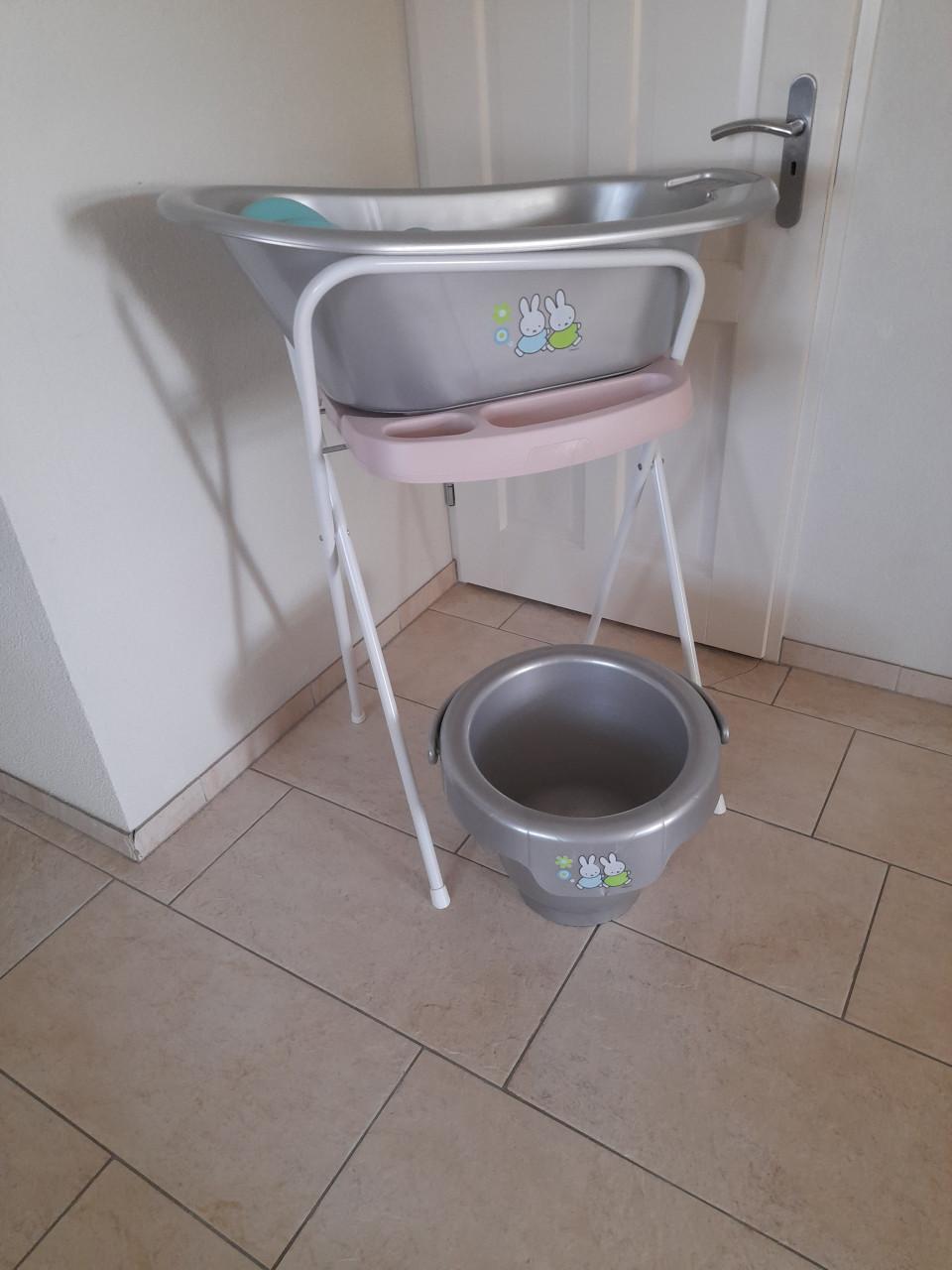 Bad +standaard + inzet + tummietub  (in goede nette staat )