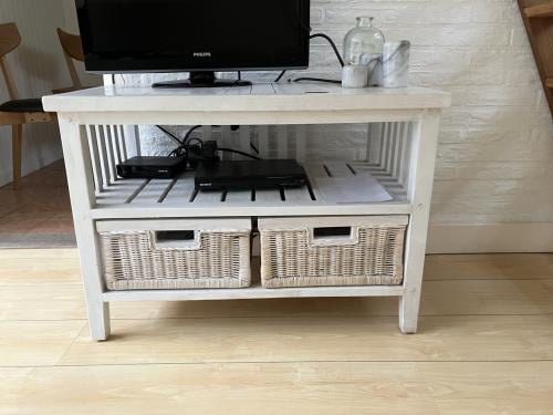 Praktisch ( tv) kastje met 2 lades.