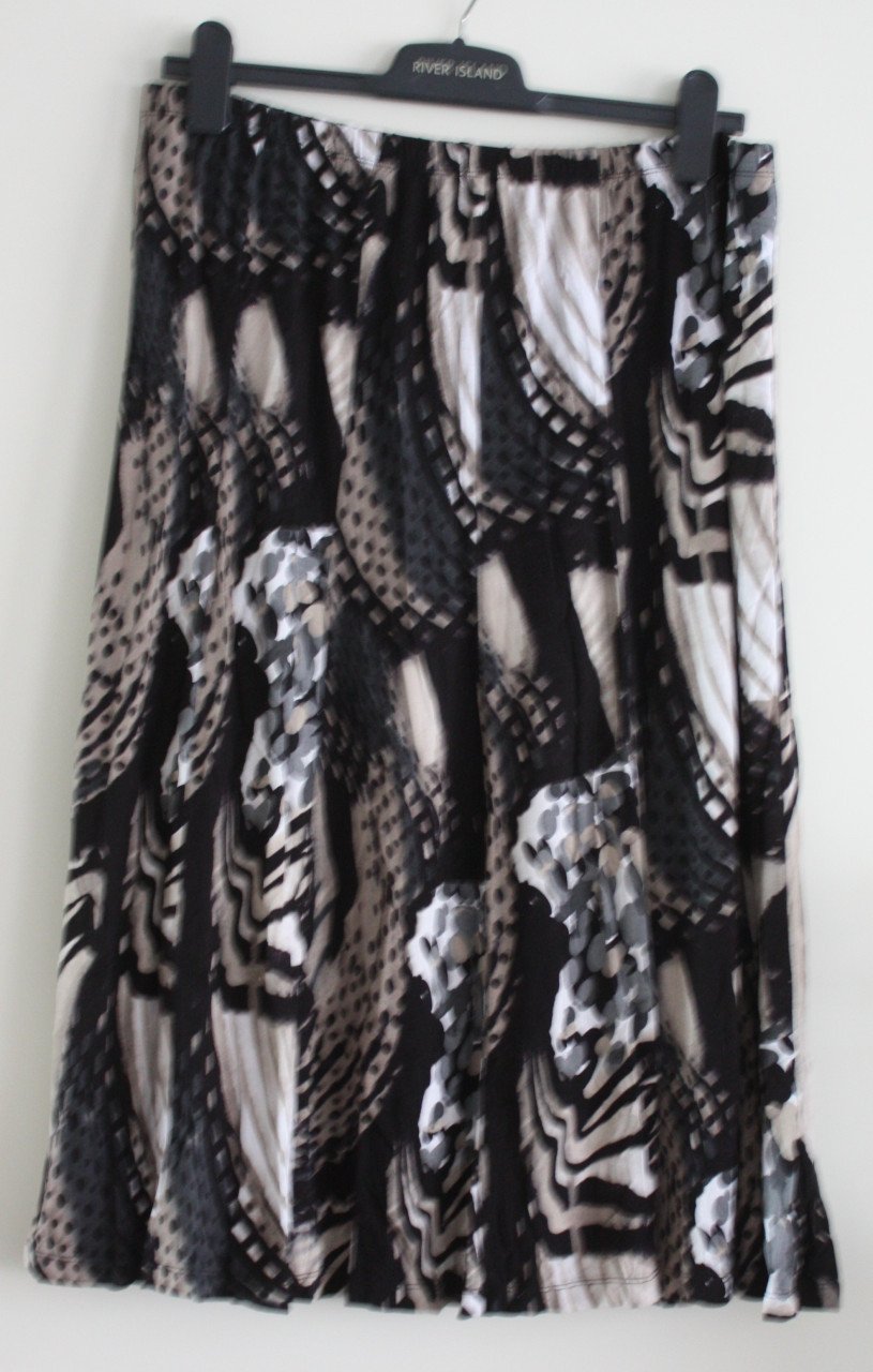 Rok zwart beige wit patroon maat 44