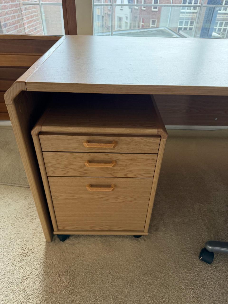 Bureau met bureaustoel