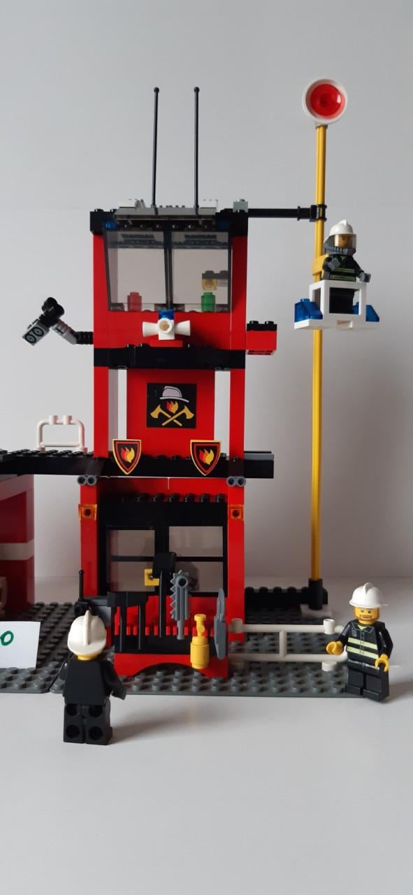 Lego 7240 : Brandweerkazerne met 3 minifiguren.