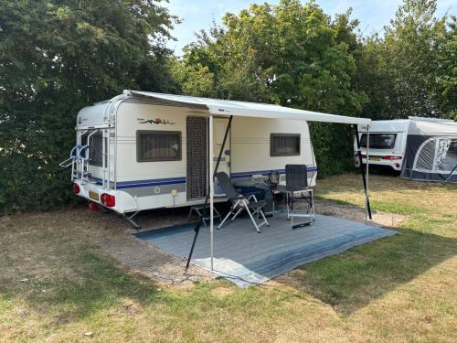 Hobby Excellent Easy met luifel, mover en elektrische uitdraaisteunen.