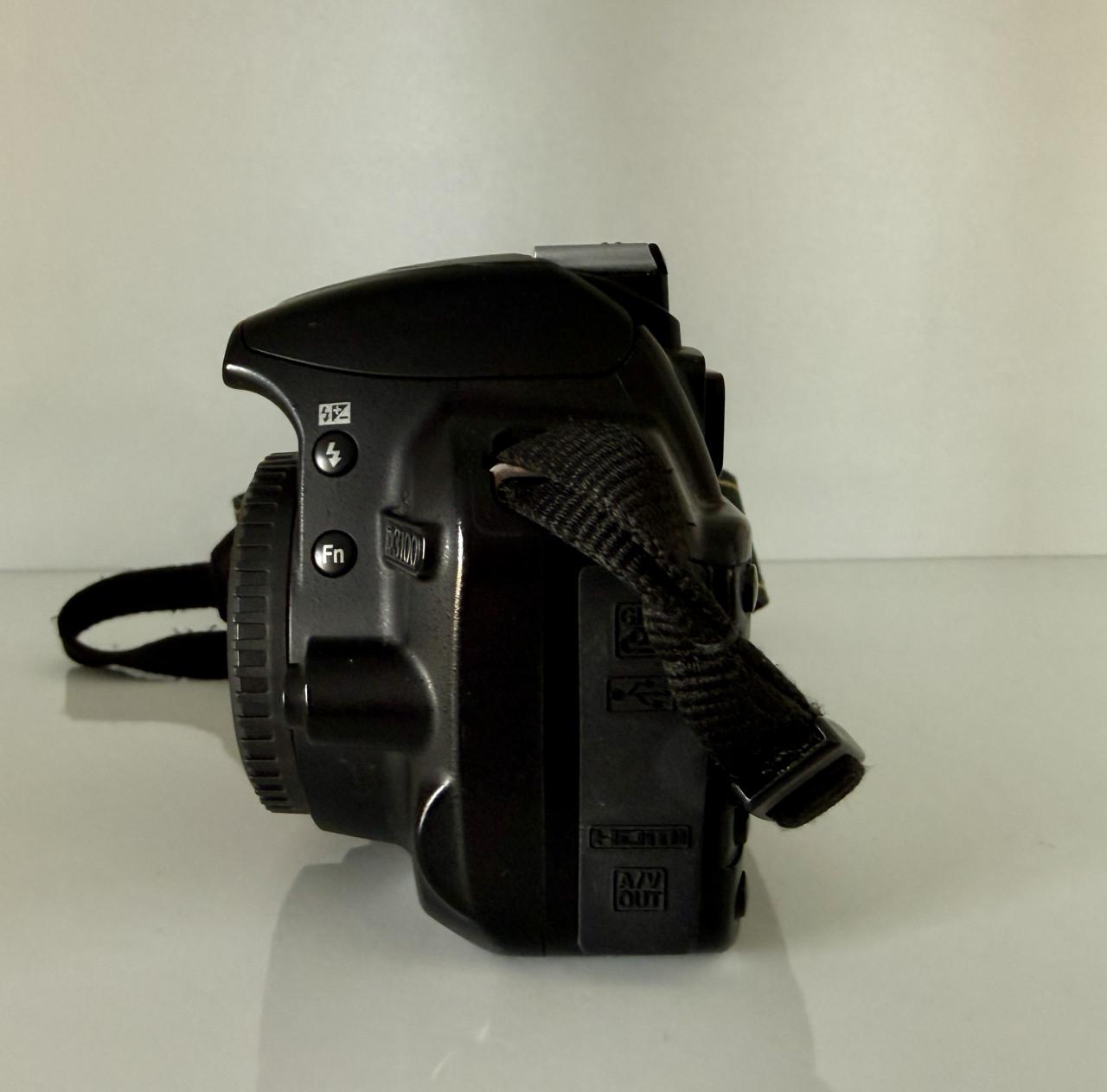 De Nikon D3100 body met Jupio batterijgrip