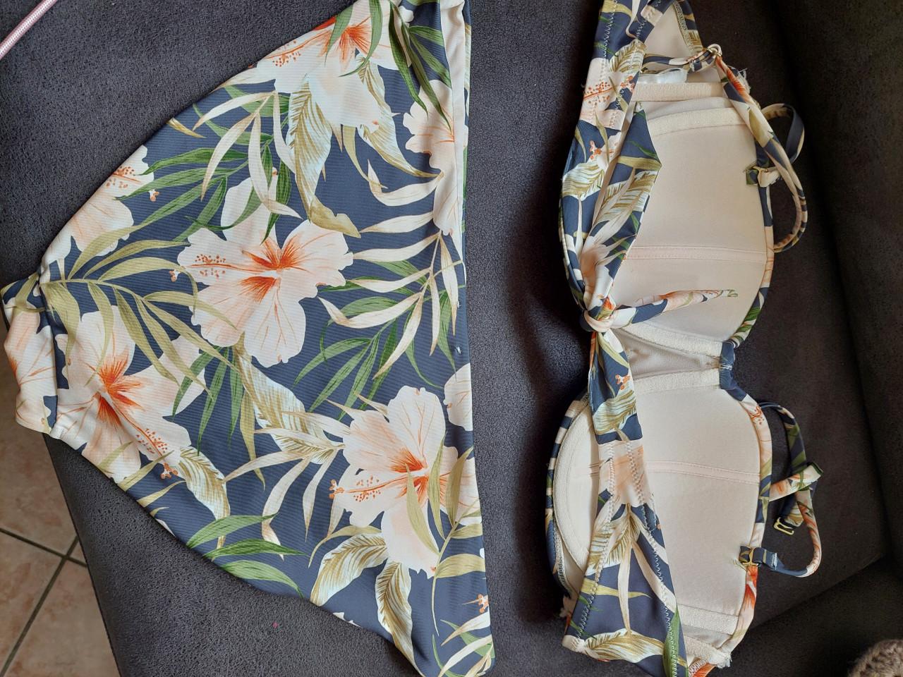 Als nieuwe damesbikini maat M gebloemd