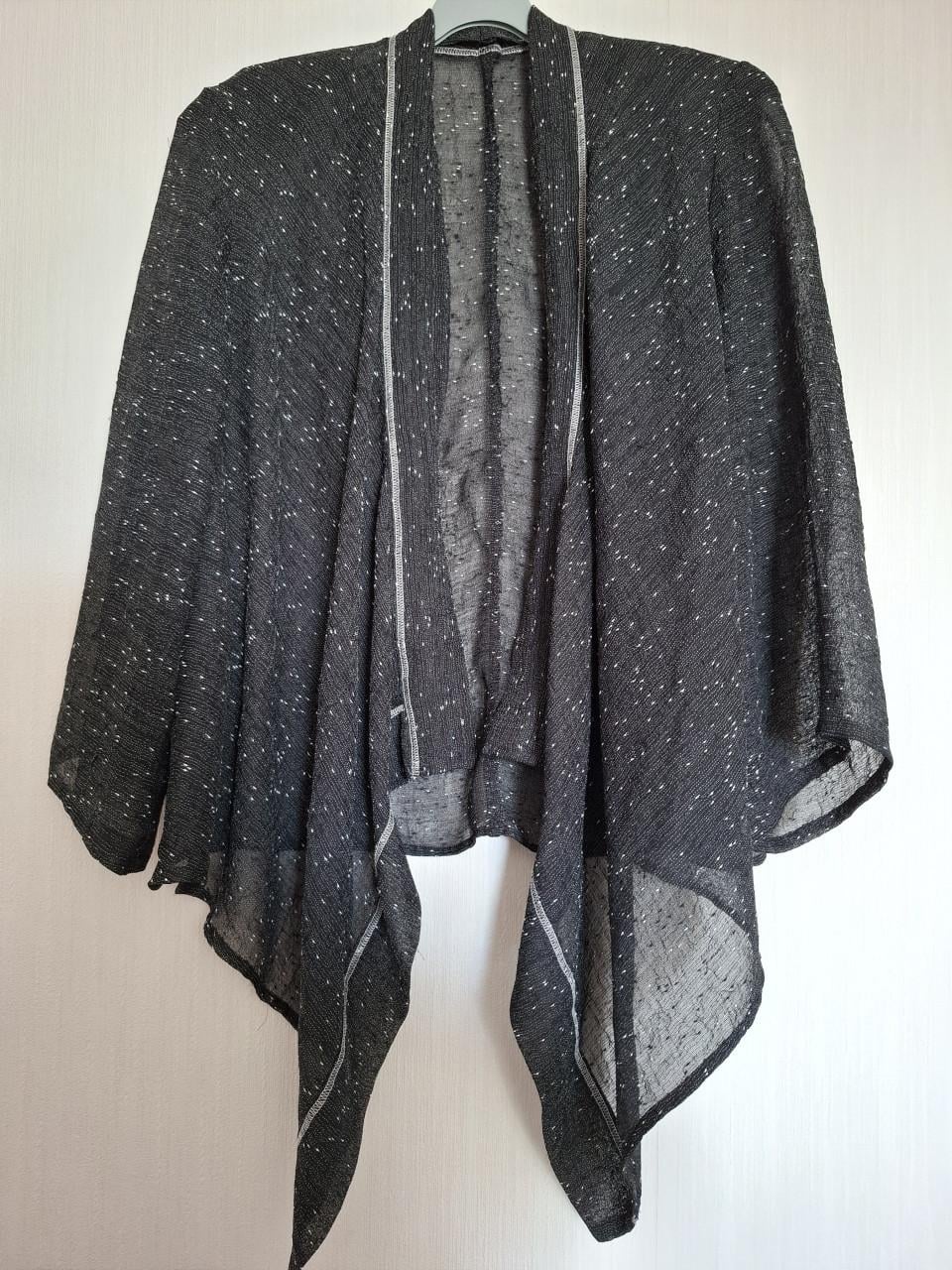 Sempre Piu twinset top met jasje. Zwart met witte. Maat 58