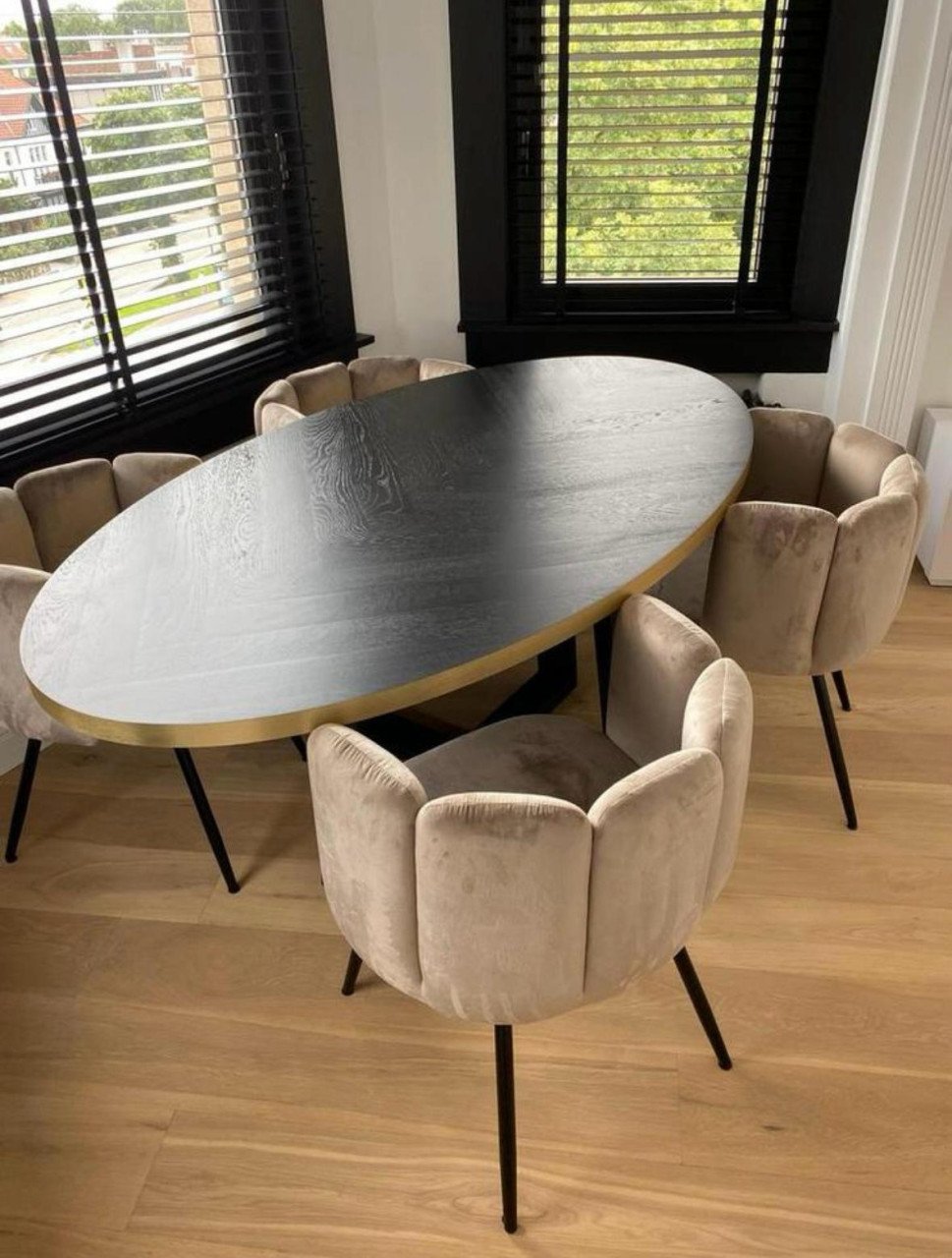 Mooie tafel en lamp