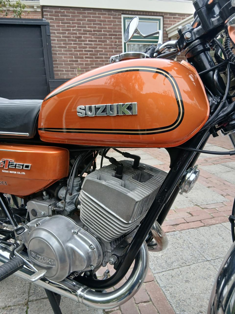 Suzuki gt 250