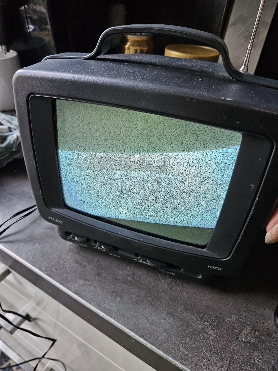 Vintage Yoko YTL-575 Draagbare Zwart-wit Televisie