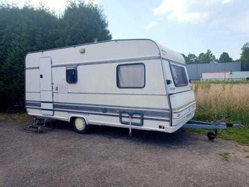 Gezinscaravan Burstner 440 , 1991 met voortent en luifel