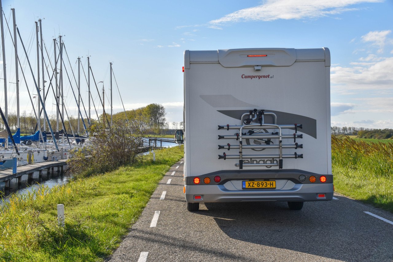 TE KOOP: Prachtige half-integraal camper, als nieuw!