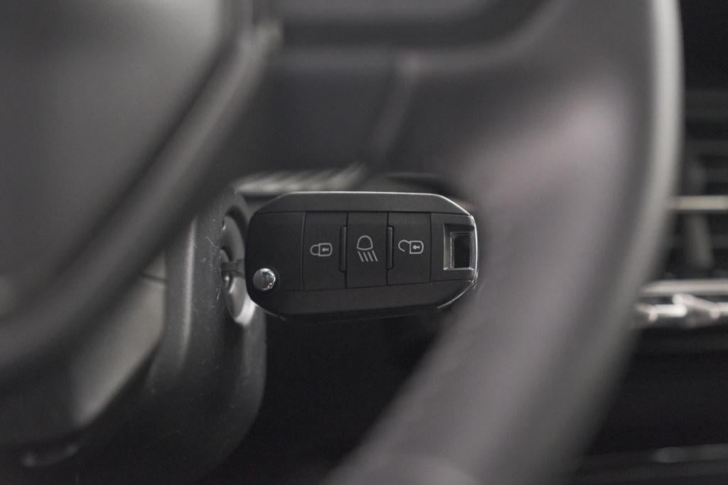 Peugeot 208 1.2 hybrid 110 e-dcs6 style | trekhaak | allseason banden | app