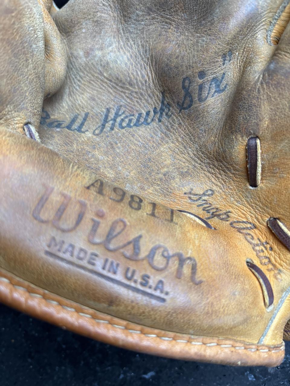 Wilson 'Ball Hawk Six' Vintage Softball Handschoen