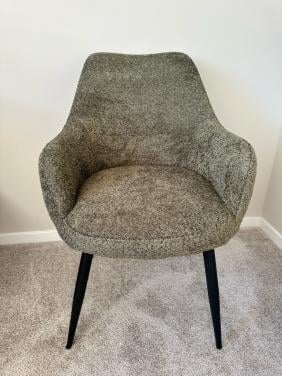 Twee eetkamerstoelen