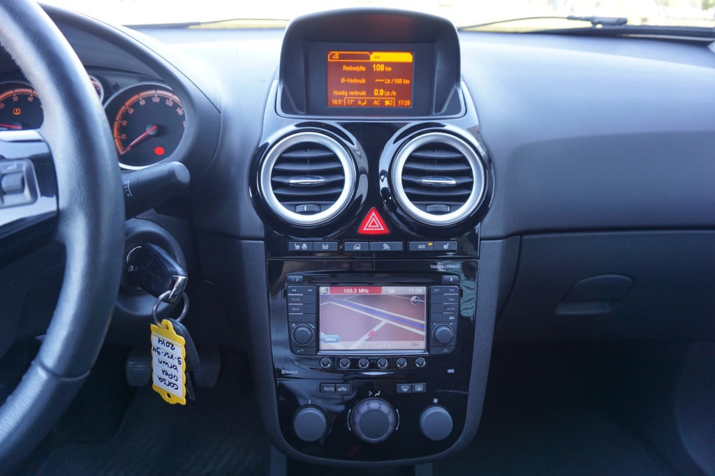 Opel Corsa 1.4-16v blitz airco / navi / cruise / elektr. ramen / parkeers. 