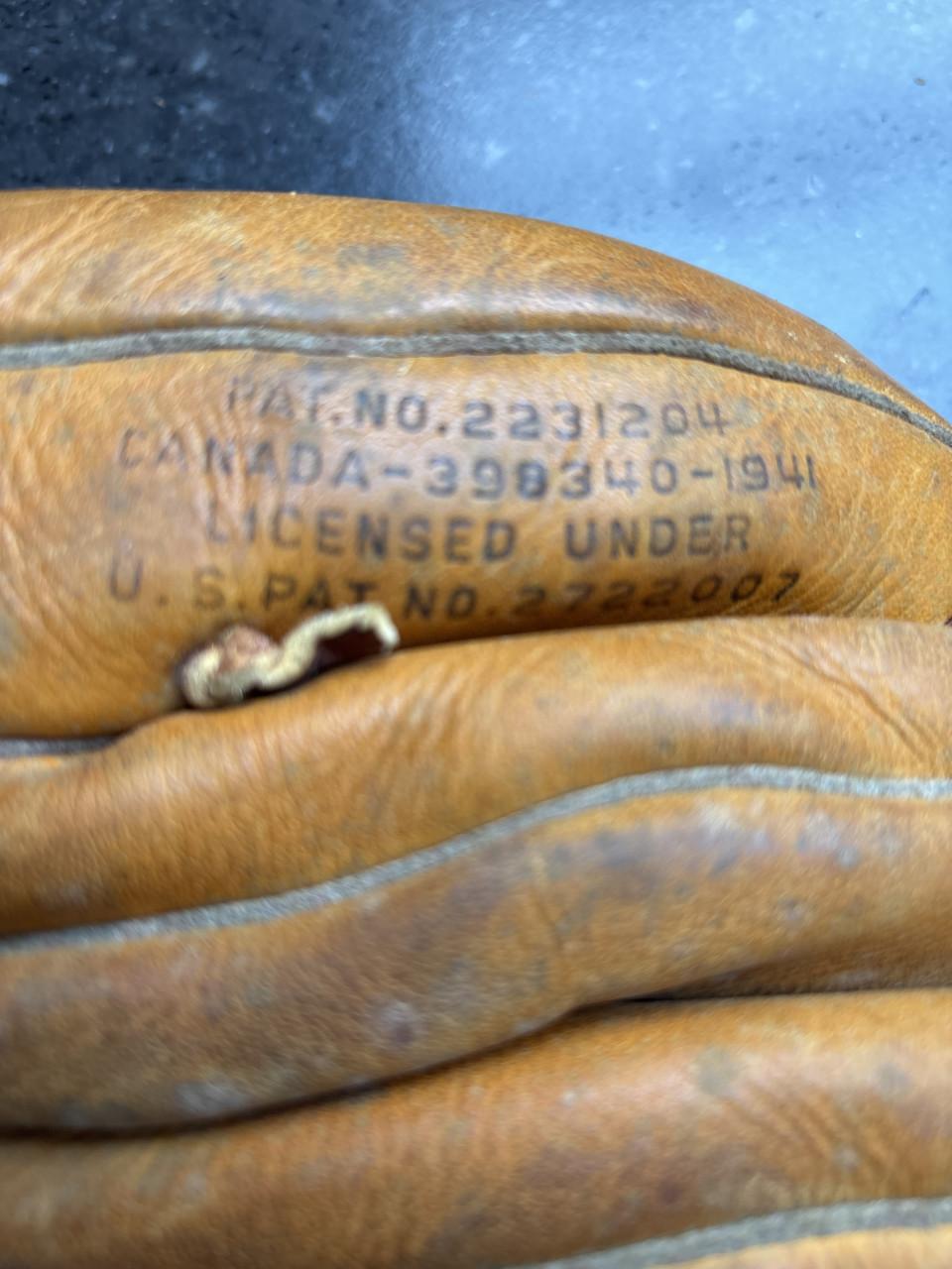 Wilson 'Ball Hawk Six' Vintage Softball Handschoen