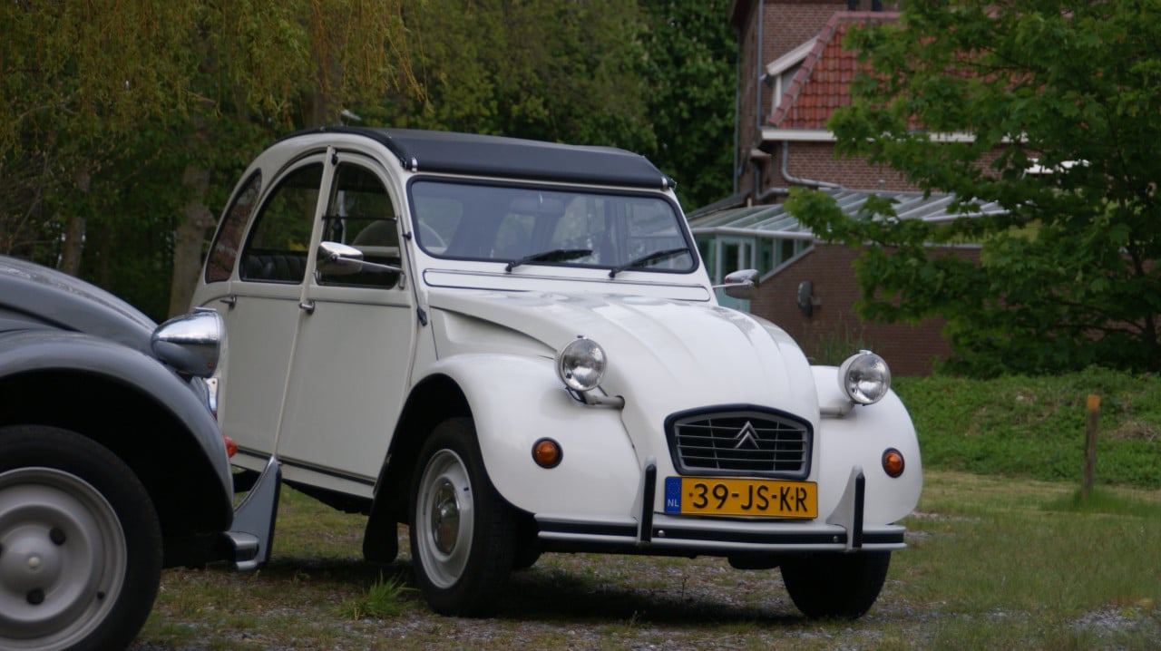 Rijd deze zomer stijlvol door Zeeland in een 2CV!
