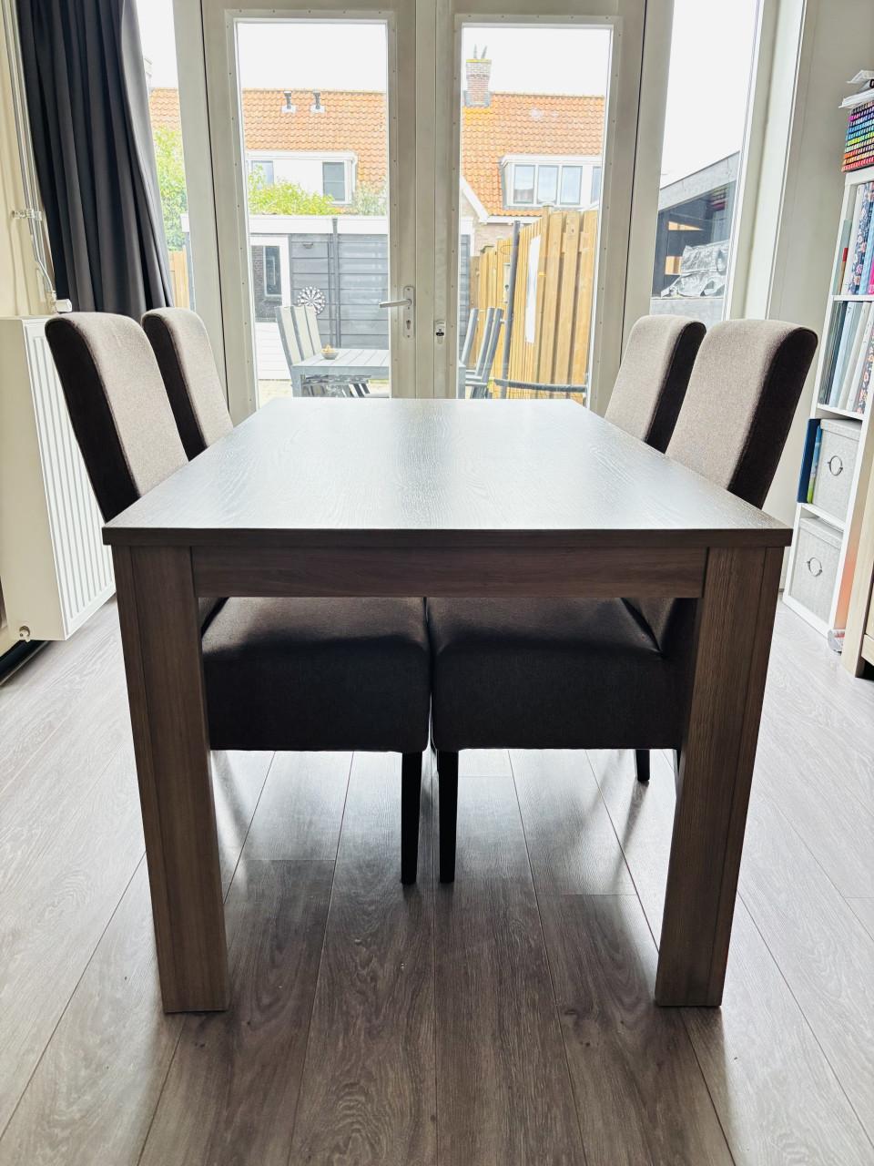 Tafel met 4 stoelen
