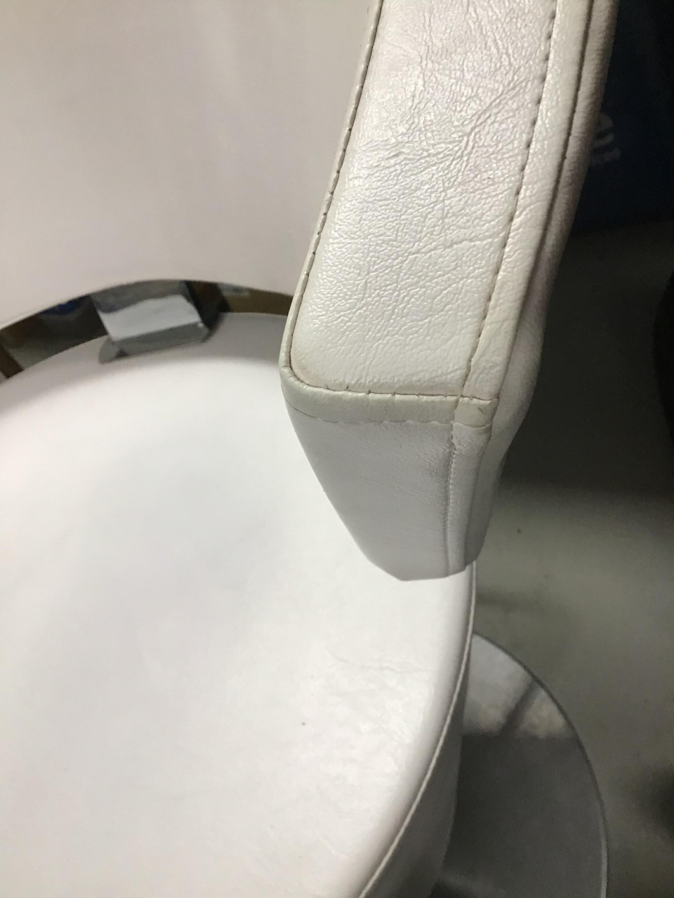 Draaibare witte stoel met voetpomp