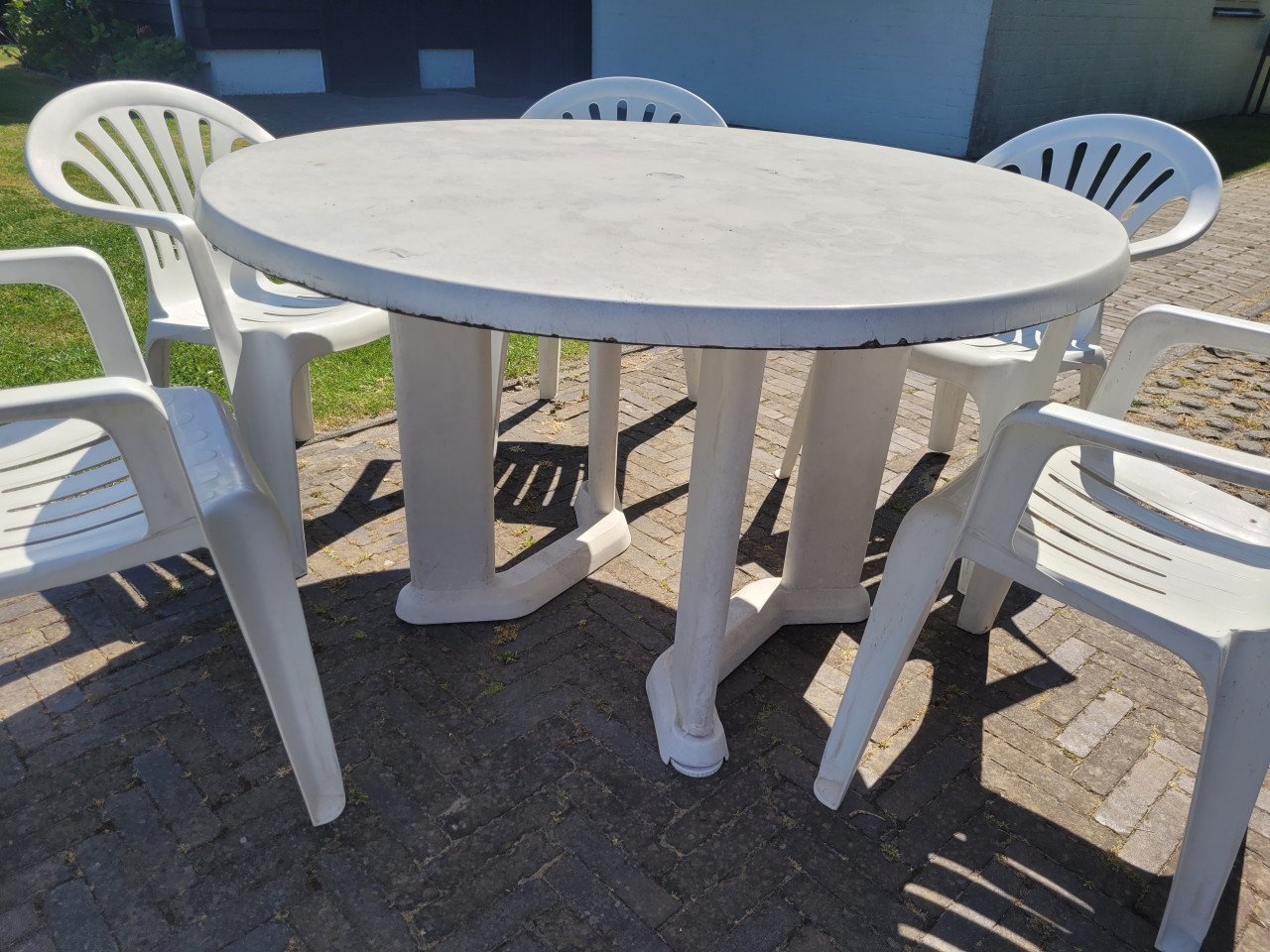 Tuintafel met 6 stapelstoelen