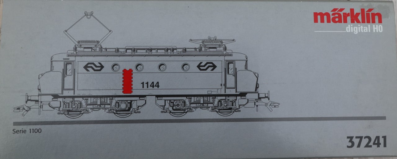 Märklin 37241, locomotief 1144 en 2x Piko 58084 ketelwagen NS
