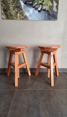 2 in hoogte verstelbare houten krukken.