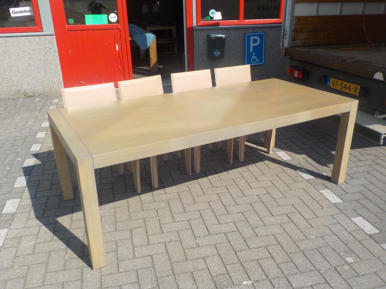 Mooie kwaliteit design grote eettafel 220 X 100 + 8 stoelen in goede staat