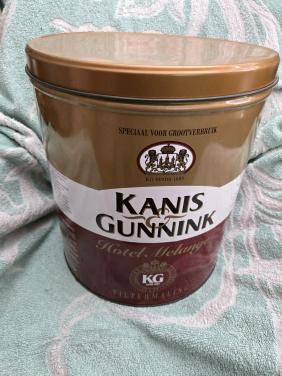 Groot bewaarblik van Kanis & Gunnink 5 kg. Afm. H32 cm Ø 28cm