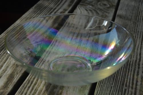 Mooi iriserend glazen schaaltje, gesigneerd