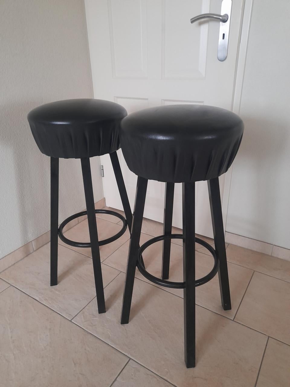 2 Barkrukken  (in goede nette staat )