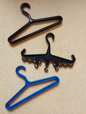 Te koop: hangers voor duikspullen.