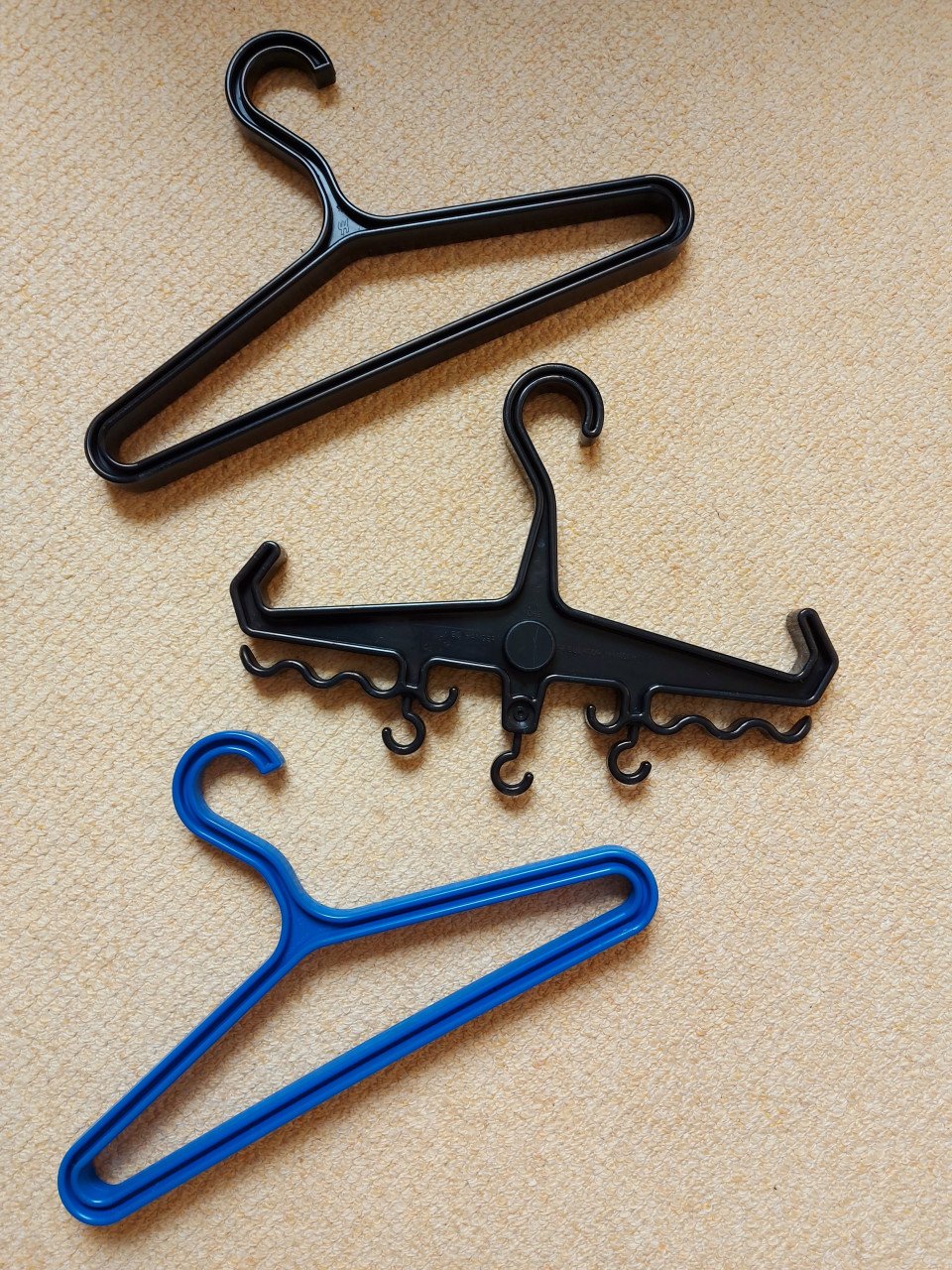 Te koop: hangers voor duikspullen.