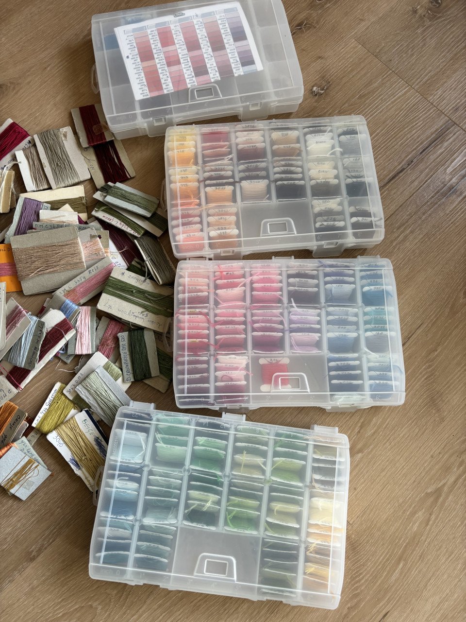 DOZEN BORDUURZIJDE OP BOBBINS EN VEEL LOSSE