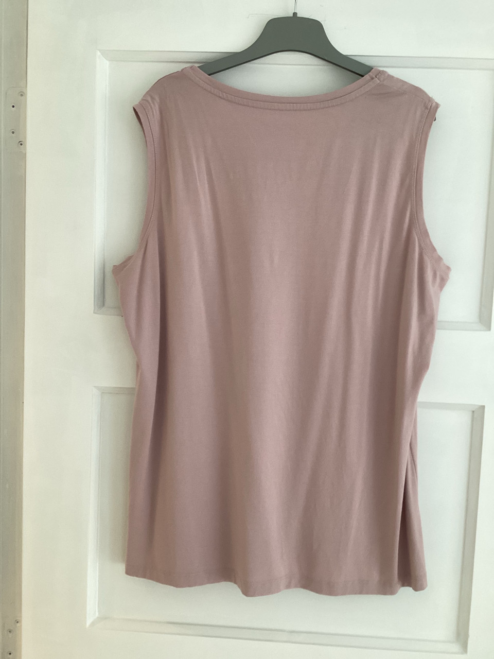 Licht roze shirt met steentjes rond de hals zgan maat xl