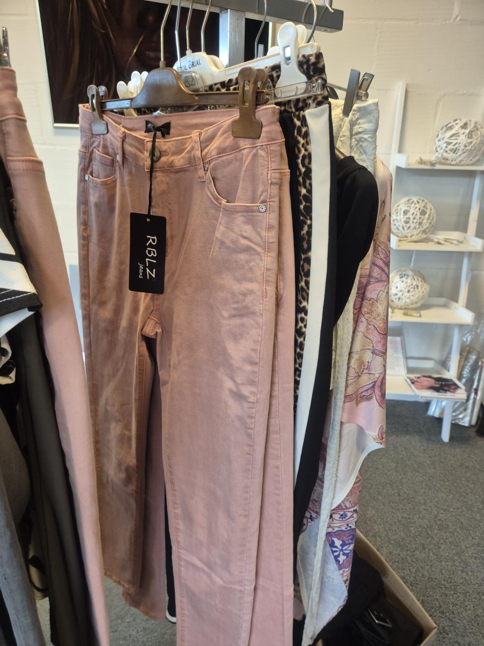 Partij nieuwe dameskleding