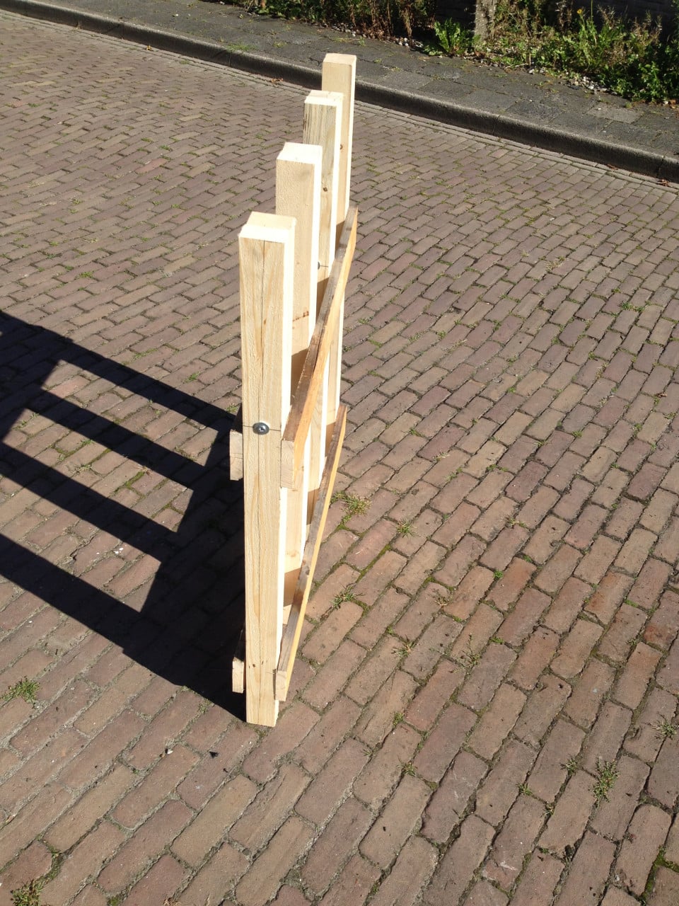 Veel haardhout doorzagen met kettingzaag en robuste stabiele zaagbok
