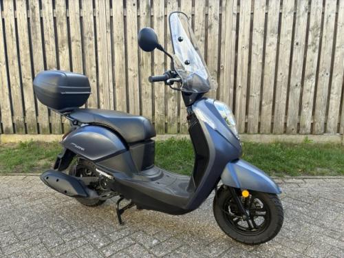 PRACHTIGE SYM MIO 50i EURO5 SNOR SCOOTER BOUWJAAR 2022 ALS NIEUW !