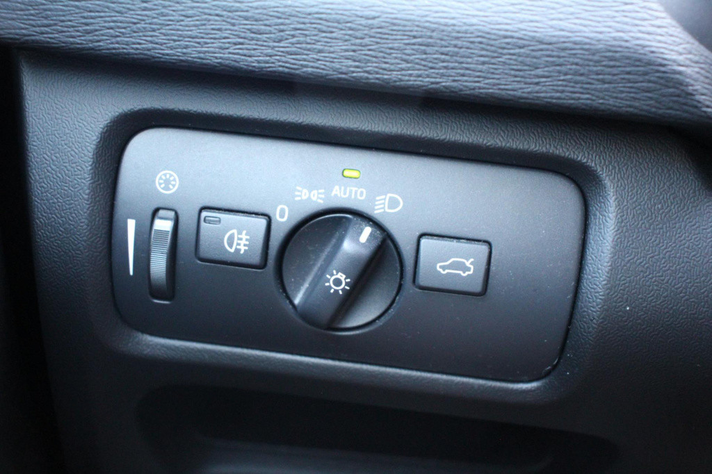 Volvo V40 1.5 t2 momentum automaat - pdc rondom + camera - full led - navi 