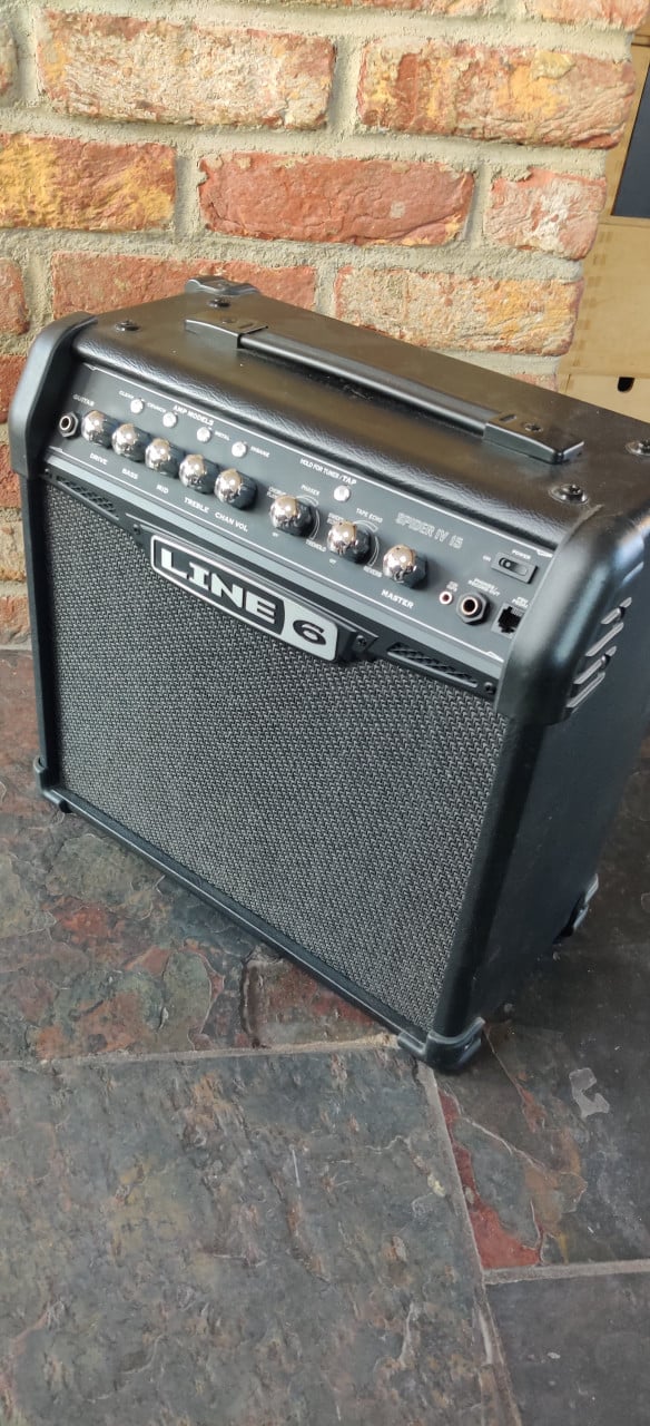 Line 6 15w guitar versterker , prima staat.
