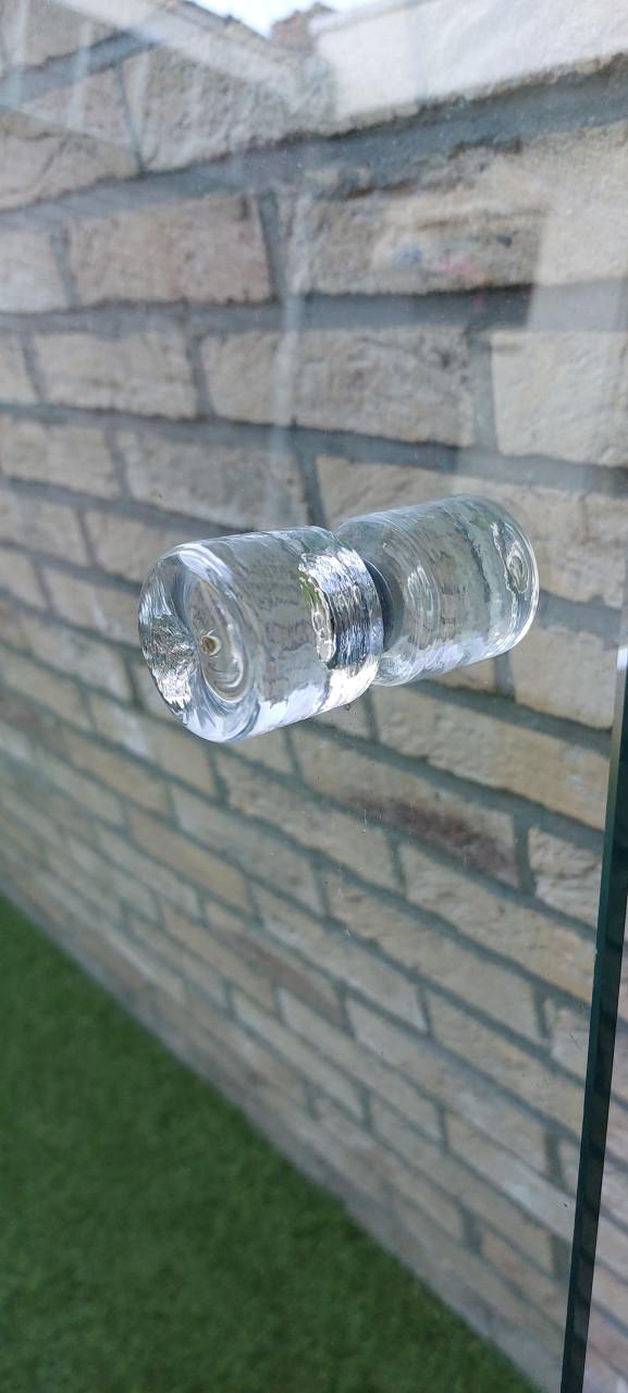 Luxe glazen douchedeur met glazenzijwand