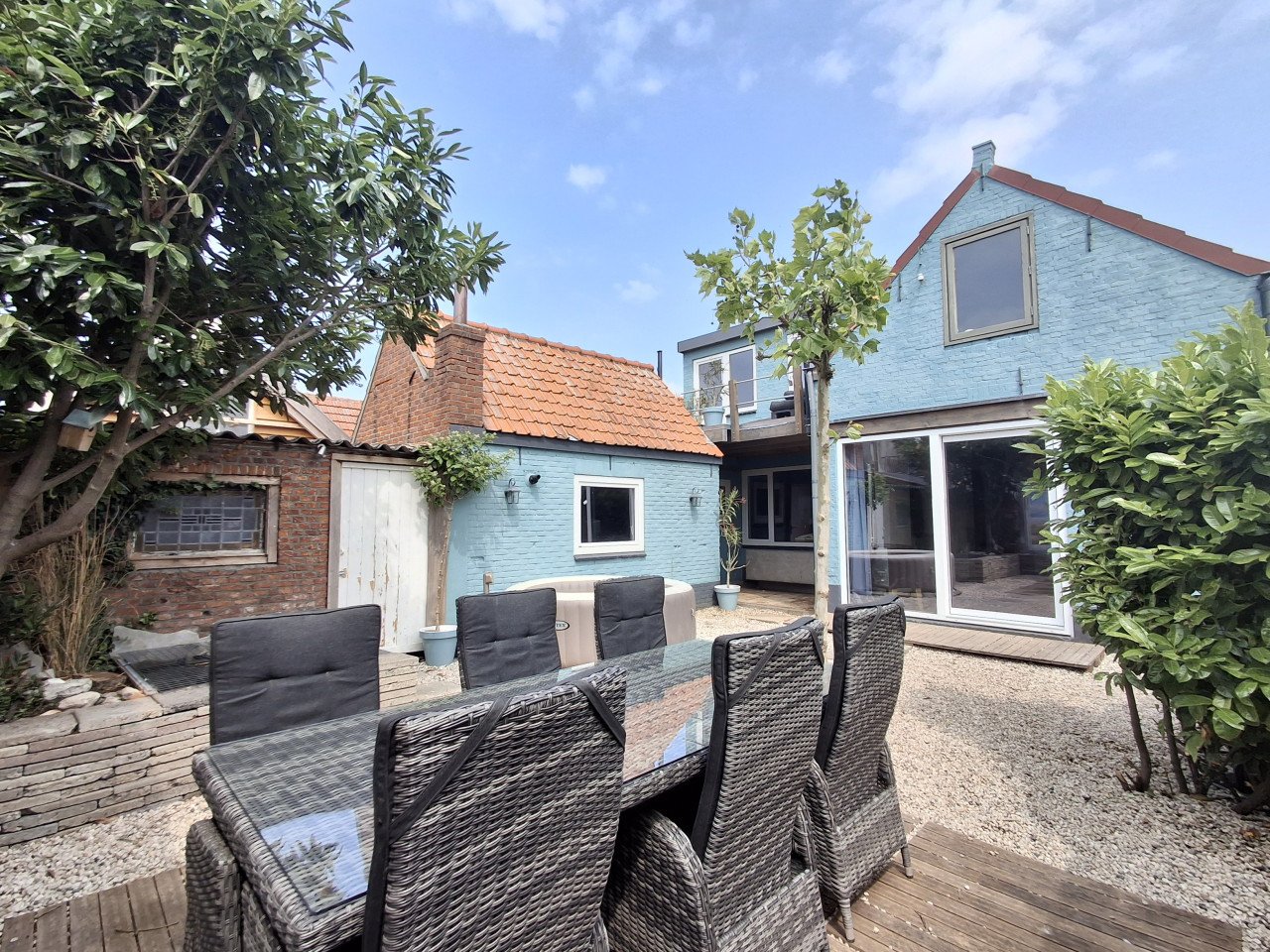 Grote woning te koop vlakbij haven en strand!
