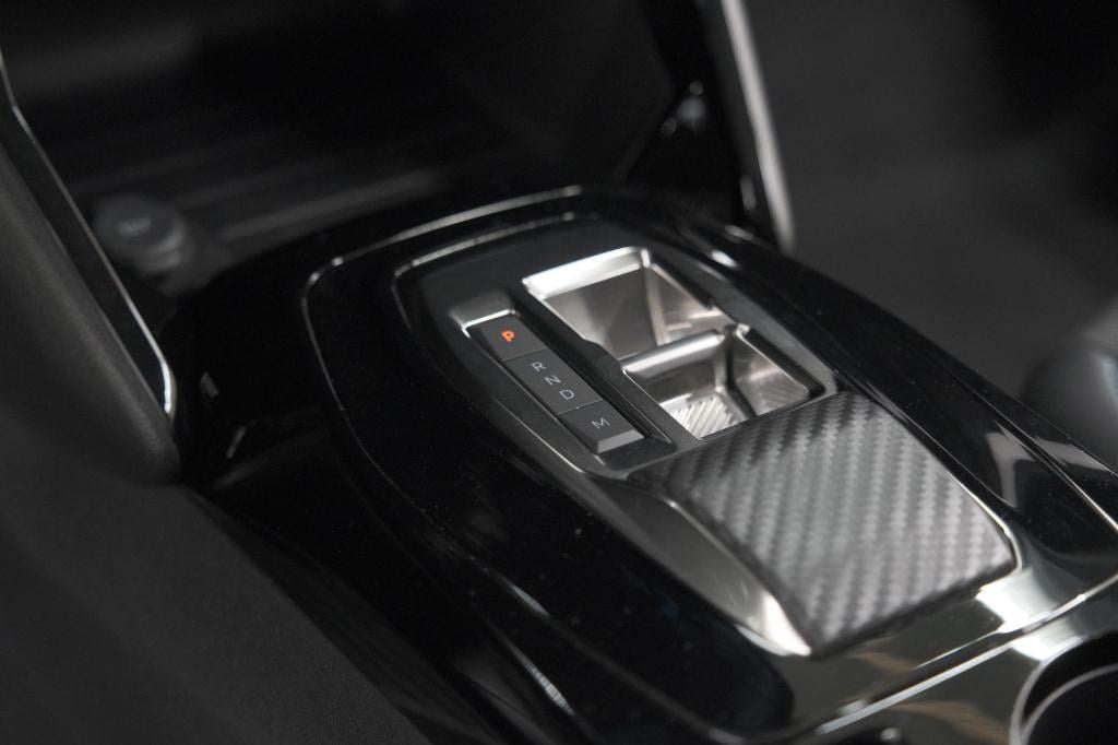 Peugeot 208 puretech 100 eat8 allure pack | camera | navigatie | apple carp