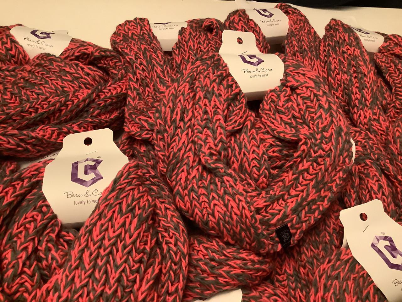 Partij mooie warme sjaals. ( partij 217)