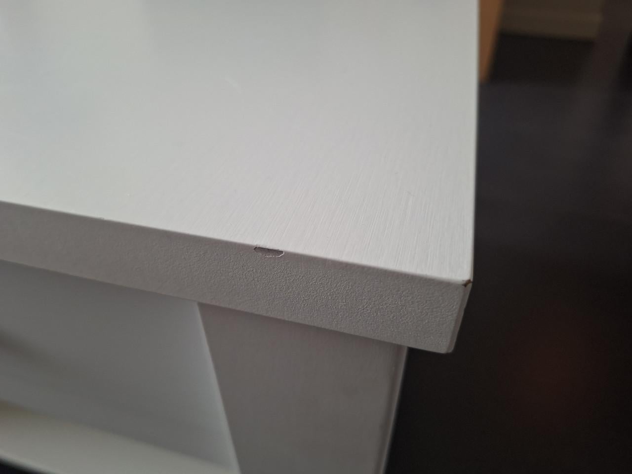Twee witte salon tafeltjes