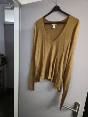 Dunne goudkleurige pullover H&M Maat M Lange mouwen en v-hals.