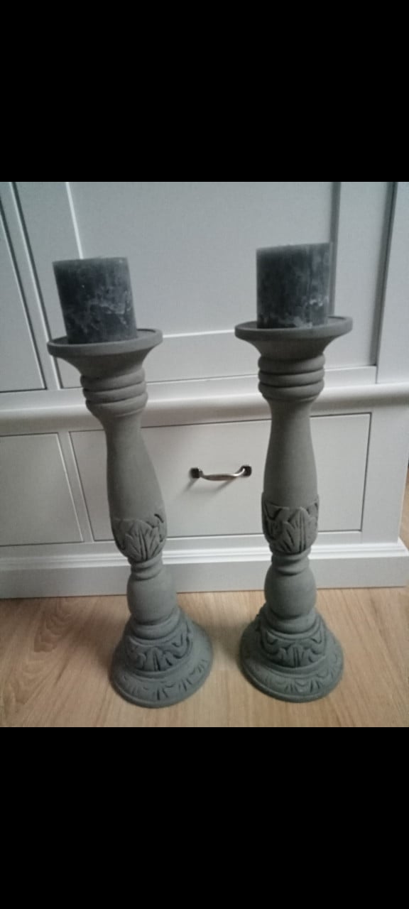 2 grijze kandelaars