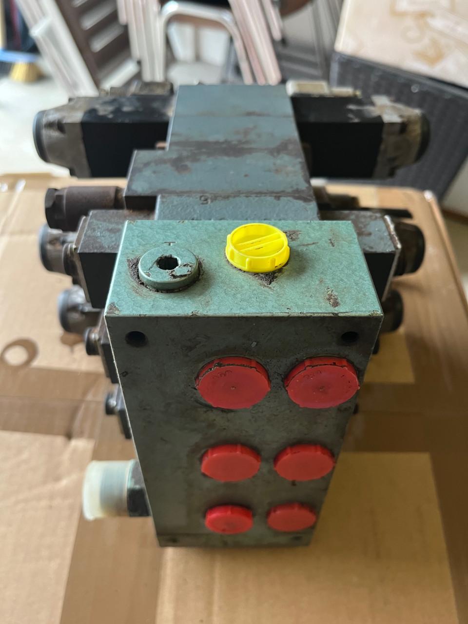 TE KOOP: Diverse hydraulische ventielen