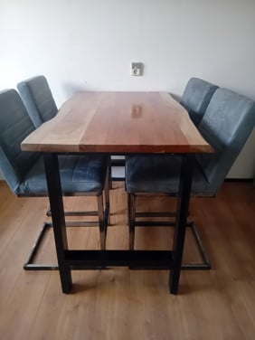 Bartafel met 4 barkrukken