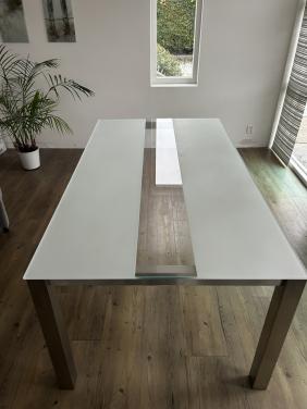 Eettafel evt. met bijpassende salontafel