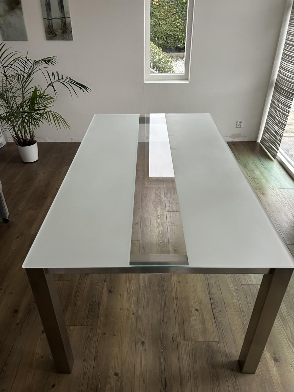 Eettafel evt. met bijpassende salontafel